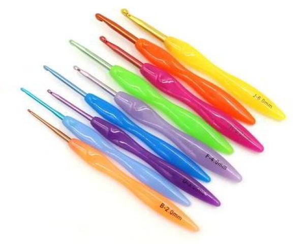 9-teiliges Häkelnadelset in Regenbogenfarben mit Kunststoffgriff